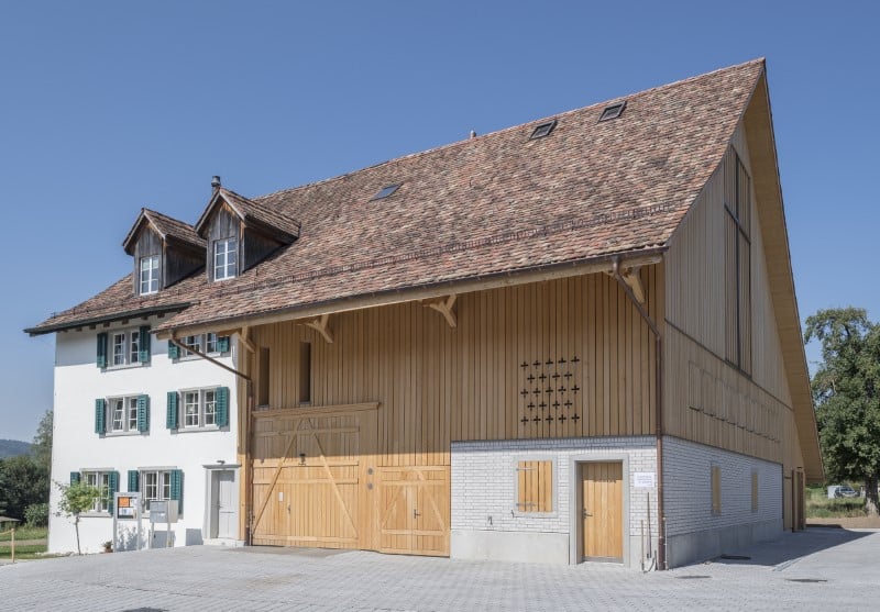 Holzelementbau, Holzfassade, Aussentüren und Akustikbekleidungen innen