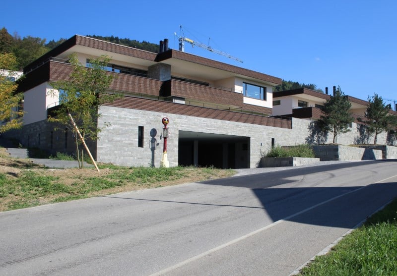 Holzfassade und Geländersegmente