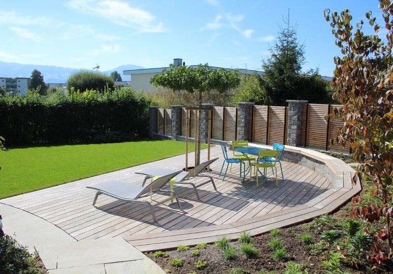Terrassendeck in Holz und Sichtschutzwände